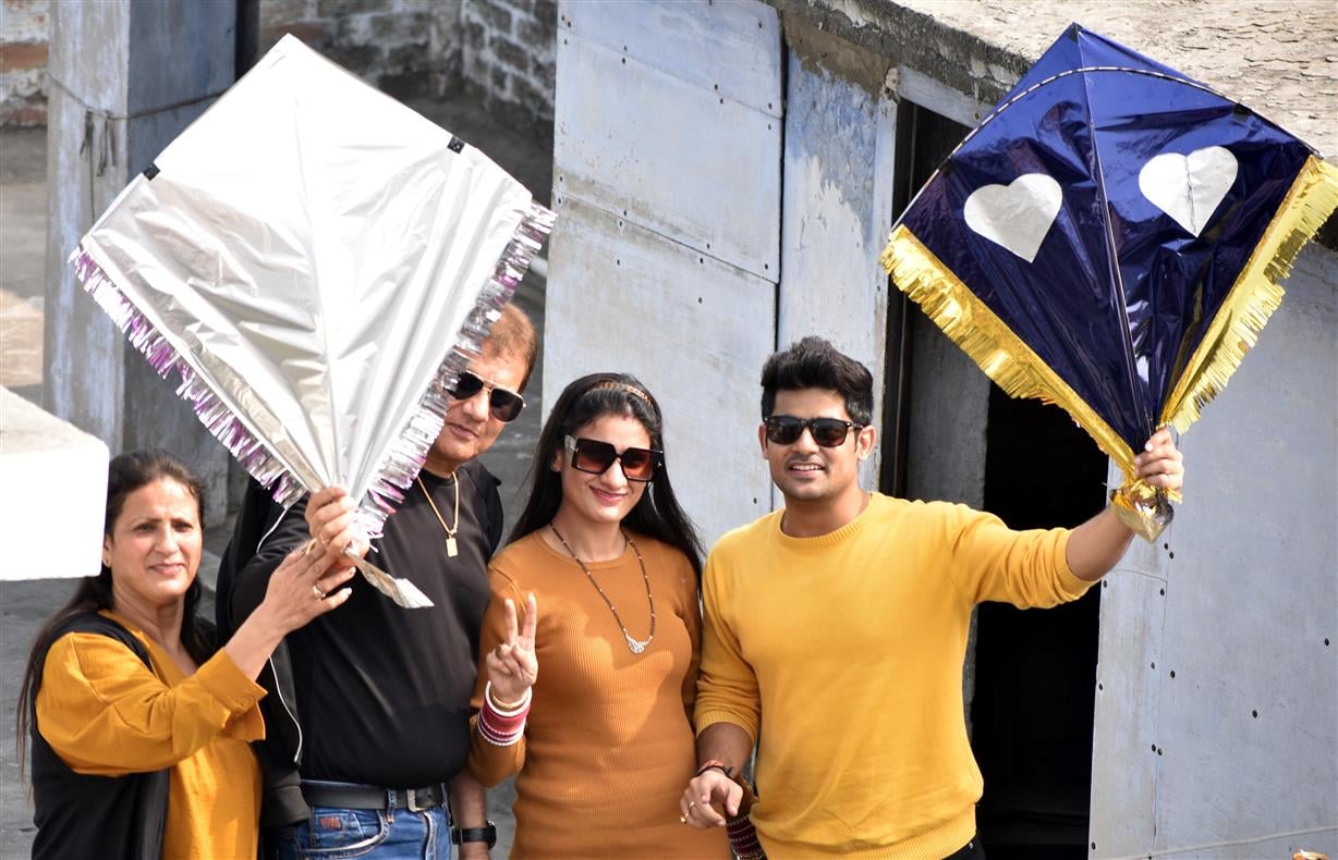बसंत पंचमी के त्योहार पर समर गार्डन में पतंग उड़ाते लोग।