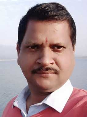 ग्राम सभा में मौजूद लोगों को संबांधित करते प्रधान बारी पंचायत रविंद्र ठाकुर। पंचायत।