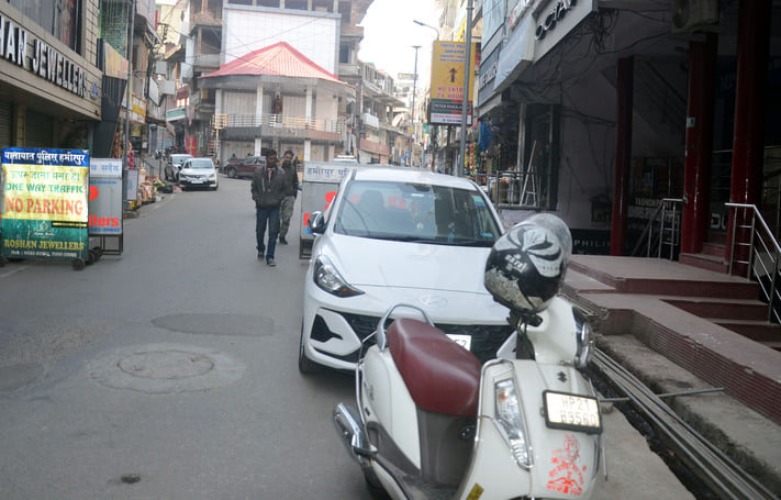 हमीरपुर बाजार में बेतरतीव तरीके से नो पार्किंग जोन खड़े वाहन। संवाद हमीरपुर बाजार में बेतरतीव तरीके से नो पार्किंग जोन खड़े वाहन। संवाद