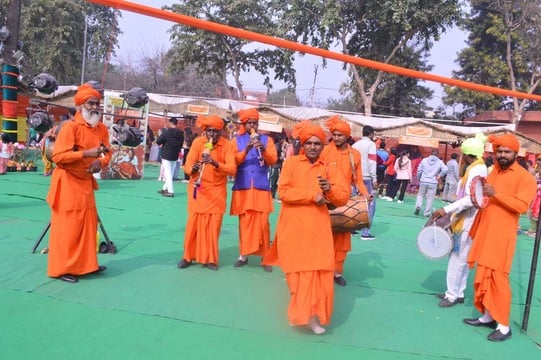 पिहोवा। अंतरराष्ट्रीय सरस्वती महोत्सव में रंगोली बनाती छात्राएं। संवाद पिहोवा। अंतरराष्ट्रीय सरस्वती महोत्सव में रंगोली बनाती छात्राएं। संवाद