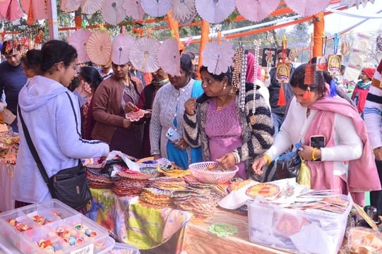 पिहोवा। अंतरराष्ट्रीय सरस्वती महोत्सव में रंगोली बनाती छात्राएं। संवाद पिहोवा। अंतरराष्ट्रीय सरस्वती महोत्सव में रंगोली बनाती छात्राएं। संवाद