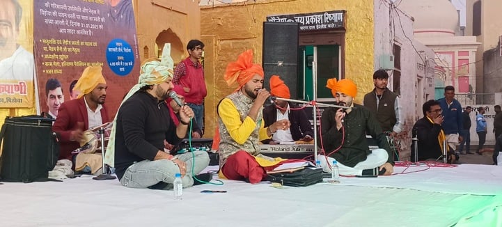 पिहोवा। सरस्वती तीर्थ पर आरती करते मुख्यमंत्री के ओएसडी भारत भूषण भारती व अन्य। विज्ञप्ति पिहोवा। सरस्वती तीर्थ पर आरती करते मुख्यमंत्री के ओएसडी भारत भूषण भारती व अन्य। विज्ञप्ति