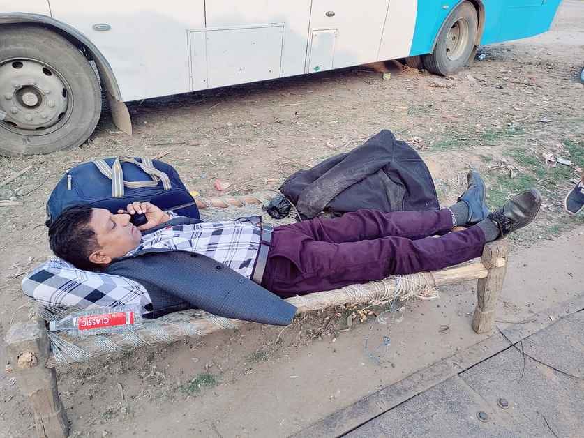 रोडवेज बस पेड़ से टकराने के बाद घायल यात्री स्रोत ग्रामीण
