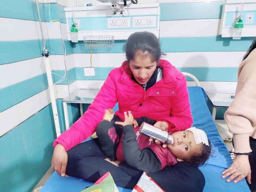 रोडवेज बस पेड़ से टकराने के बाद घायल यात्री स्रोत ग्रामीण