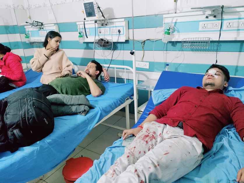 रोडवेज बस पेड़ से टकराने के बाद घायल यात्री स्रोत ग्रामीण