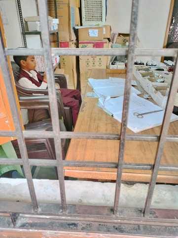 शाहजहांपुर के जलीकोठी पीएचसी में शोपीस बनी हेल्थ एटीएम मशीन। संवाद
