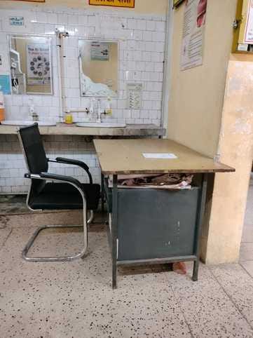 शाहजहांपुर के जलीकोठी पीएचसी में शोपीस बनी हेल्थ एटीएम मशीन। संवाद