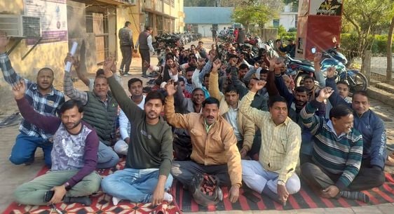 उझानी के विद्युत उप केंद्र पर धरना देते संविदा कर्मी। स्रोत-स्वयं उझानी के विद्युत उप केंद्र पर धरना देते संविदा कर्मी। स्रोत-स्वयं