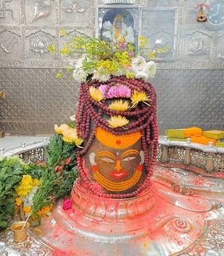 बाबा महाकाल के आंगन मे हुई 40 दिवसीय फाग उत्सव की शुरुआत, आरती के दौरान चढ़ाया गुलाल बाबा महाकाल के आंगन मे हुई 40 दिवसीय फाग उत्सव की शुरुआत, आरती के दौरान चढ़ाया गुलाल
