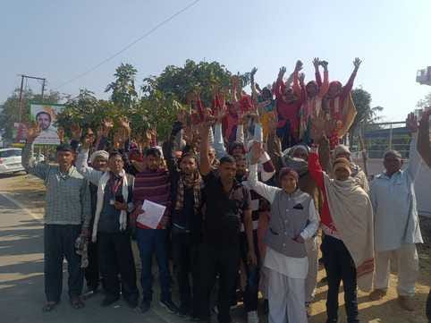 कलक्ट्रेट में एडीएम को शिकायत करते हिंड के ग्रामीण।संवाद