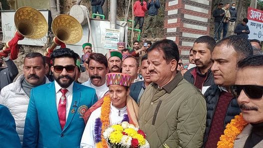 कुल्लू में खो-खो वर्ल्ड कप जीतने वाली नीता ठाकुर के स्वागत समारोह में वाद्ययंत्र बजाते हुए और ल कुल्लू में खो-खो वर्ल्ड कप जीतने वाली नीता ठाकुर के स्वागत समारोह में वाद्ययंत्र बजाते हुए और ल