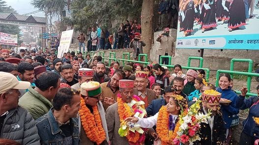 कुल्लू में खो-खो वर्ल्ड कप जीतने वाली नीता ठाकुर के स्वागत समारोह में वाद्ययंत्र बजाते हुए और ल कुल्लू में खो-खो वर्ल्ड कप जीतने वाली नीता ठाकुर के स्वागत समारोह में वाद्ययंत्र बजाते हुए और ल