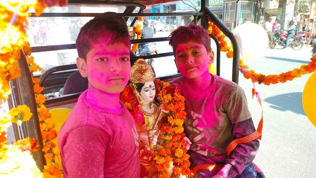 खतौली में मां सरस्वती विर्सजन के दौरान एक दूसरे को गुलाल लगाते छात्र। संवाद