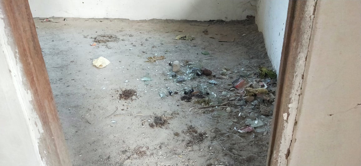 पटवारखाना ताल का भवन और उसमें पड़ी शराब की बातलें। स्रोत : संवाद पटवारखाना ताल का भवन और उसमें पड़ी शराब की बातलें। स्रोत : संवाद