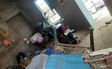  टूटे हुए सामान को दिखाती पीड़ित महिला माया देवी। संवाद