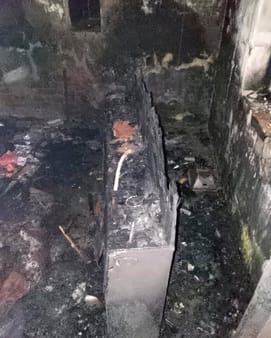 04जेएनडी28: आगजनी में जली घर की छत। संवाद 04जेएनडी28: आगजनी में जली घर की छत। संवाद