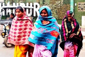 जीआईसी तिराहा पर बारिश से बचने के लिए सर पर थैला रख कर जाता व्यक्ति। संवाद जीआईसी तिराहा पर बारिश से बचने के लिए सर पर थैला रख कर जाता व्यक्ति। संवाद