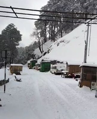 जलोड़ी जोत में हुआ 30 सेंटीमीटर ताजा हिमपात। संवाद जलोड़ी जोत में हुआ 30 सेंटीमीटर ताजा हिमपात। संवाद