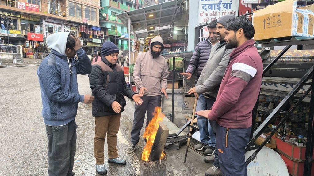 जलोड़ी जोत में हुआ 30 सेंटीमीटर ताजा हिमपात। संवाद जलोड़ी जोत में हुआ 30 सेंटीमीटर ताजा हिमपात। संवाद
