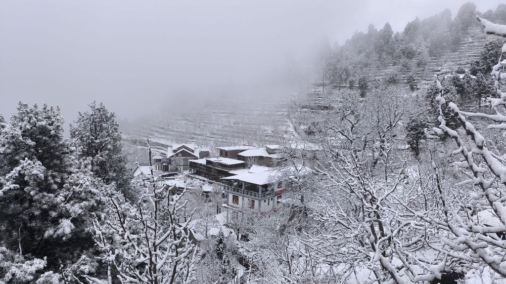 जलोड़ी जोत में हुआ 30 सेंटीमीटर ताजा हिमपात। संवाद जलोड़ी जोत में हुआ 30 सेंटीमीटर ताजा हिमपात। संवाद