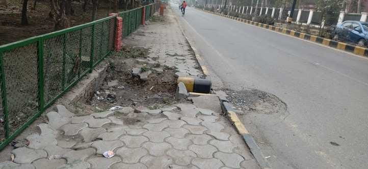 कुरुक्षेत्र। जिला सचिवालय के समीप पिपली रोड से सर्कट हाउस रोड के साथ फुटपाथ पर वर्षों से इस हाल