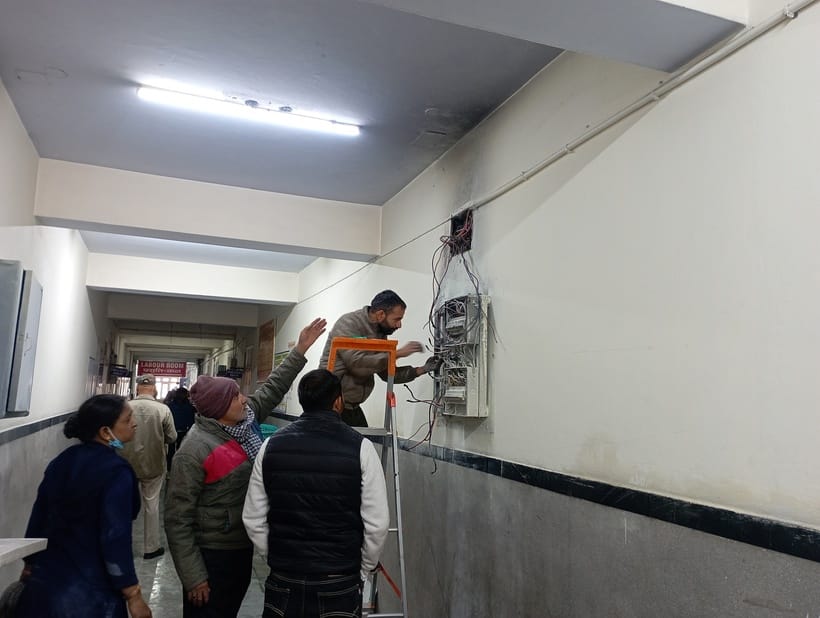 क्षेत्रीय अस्पताल के गायनी वार्ड में शॉर्ट सर्किट से आग लगने पर महिला को बाहर लेकर जाती नर्स। स क्षेत्रीय अस्पताल के गायनी वार्ड में शॉर्ट सर्किट से आग लगने पर महिला को बाहर लेकर जाती नर्स। स