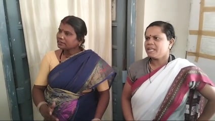 प्रदर्शन करते कर्मचारी