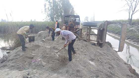 रतनपुरी के गांव मुजाहिदपुर रजबहा टूटने को लेकर मौके पर निरीक्षण करती तहसीलदार खतौली श्रद्धा गुप