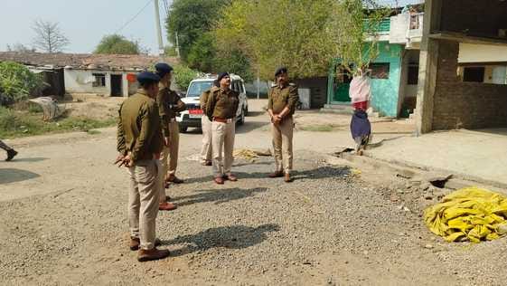 सीहोर। डीआइजी ने स्थानीय पुलिस अधिकारियों के साथ मुआयना करते हुए।