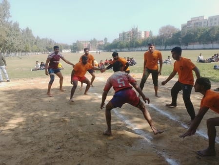 सिकंदराबाद कबड्डी प्रतियोगिता के दौरान खिलाड़ी दांव पेंच आजमातेहुए संवाद सिकंदराबाद कबड्डी प्रतियोगिता के दौरान खिलाड़ी दांव पेंच आजमातेहुए संवाद