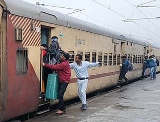 शाहजहांपुर में लगेज यान में सवार होते यात्री। संवाद
