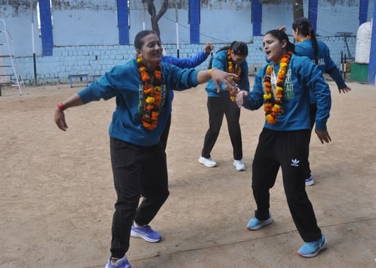 धर्मशाला में पहुंची नेशनल गेम में कबड्डी में सूबे को तीसरी बार चैंपियन बनाने खिलाडी उपायुक्त क