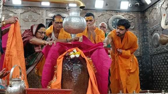 विवाह का आमंत्रण देने बाबा महाकाल के दरबार पहुंचा शिवराज का परिवार, गर्भग्रह में पहुंचकर किया प विवाह का आमंत्रण देने बाबा महाकाल के दरबार पहुंचा शिवराज का परिवार, गर्भग्रह में पहुंचकर किया प
