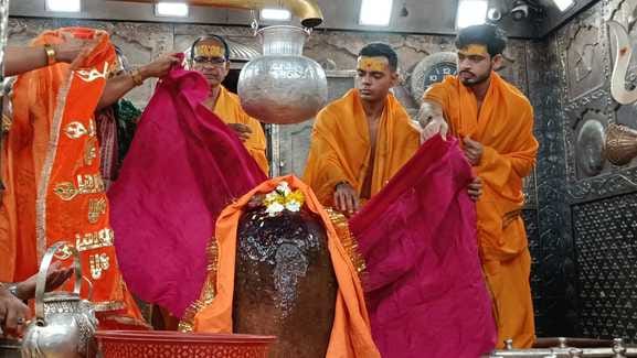 विवाह का आमंत्रण देने बाबा महाकाल के दरबार पहुंचा शिवराज का परिवार, गर्भग्रह में पहुंचकर किया प विवाह का आमंत्रण देने बाबा महाकाल के दरबार पहुंचा शिवराज का परिवार, गर्भग्रह में पहुंचकर किया प