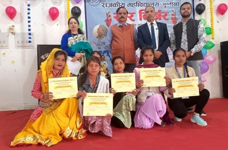05जेएनडी18: स्वर निर्झर कार्यक्रम में प्रस्तुति देती छात्रा। संवाद 05जेएनडी18: स्वर निर्झर कार्यक्रम में प्रस्तुति देती छात्रा। संवाद