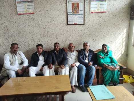 05jjrp10- झज्जर। बैठक में मौजूद अधिकारी व निदेशक। स्रोत- निदेशक