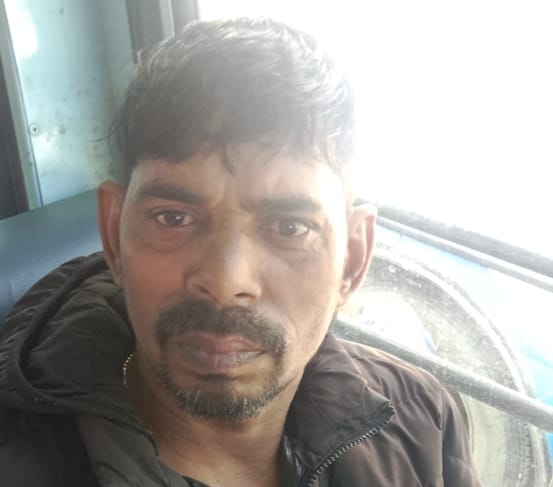 05सीटीके08...रोहतक से प्रयागराज के लिए बस को खाना करते कर्मचारी। संवाद 05सीटीके08...रोहतक से प्रयागराज के लिए बस को खाना करते कर्मचारी। संवाद
