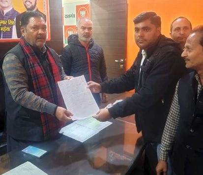 बिसौली विद्युत उपकेंद्र पर प्रदर्शन करते संविदा कर्मी। स्रोत-स्वयं