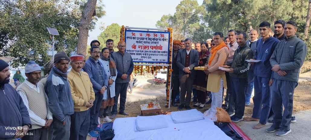 घुमारवीं की ग्राम पंचायत कसारू में ग्रामीणों को संबोधित करते तकनीकी शिक्षा मंत्री राजेश धर्माणी