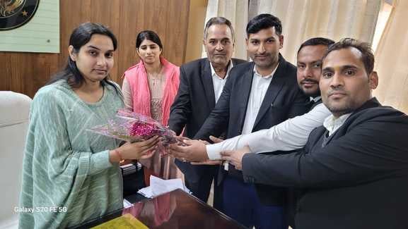 जानसठ तहसील में एक दिन के लिए बनीं एसडीएम छात्रा वर्णिका जनता की समस्याओं को सुनते हुए। स्रोतः जानसठ तहसील में एक दिन के लिए बनीं एसडीएम छात्रा वर्णिका जनता की समस्याओं को सुनते हुए। स्रोतः