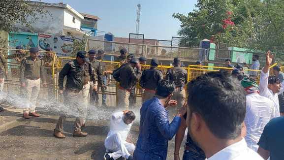 कलेक्ट्रेट गेट के बाहर विरोध प्रदर्शन करते युवक कांग्रेस कार्यकर्ता