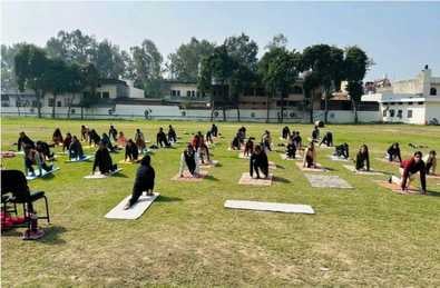 नियमित योगाभ्यास करने का संकल्प लेते विद्यार्थी व स्टाफ।