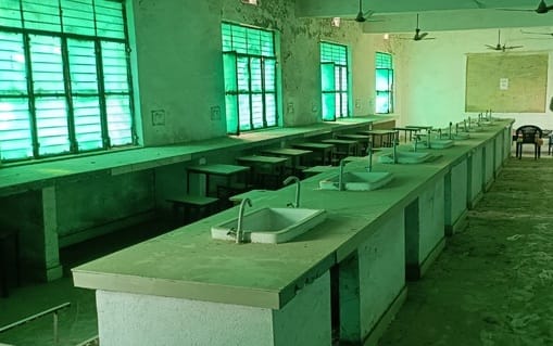 न्यूरिया के राजकीय इंटर कॉलेज की लैब में अलमारी में रखे उपकरण।संवाद न्यूरिया के राजकीय इंटर कॉलेज की लैब में अलमारी में रखे उपकरण।संवाद