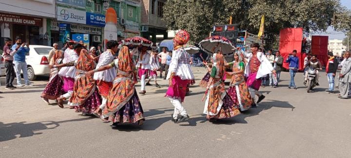 शहर भर में निकाली जा रही शोभायात्रा के रथ खींचते हुए श्रद्धालु। संवाद। शहर भर में निकाली जा रही शोभायात्रा के रथ खींचते हुए श्रद्धालु। संवाद।