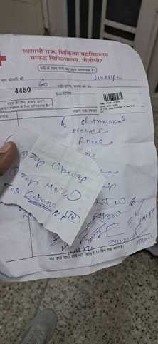 शहर के जिला चिकित्सालय में सीएमएस को पर्ची दिखाती महिला।संवाद शहर के जिला चिकित्सालय में सीएमएस को पर्ची दिखाती महिला।संवाद