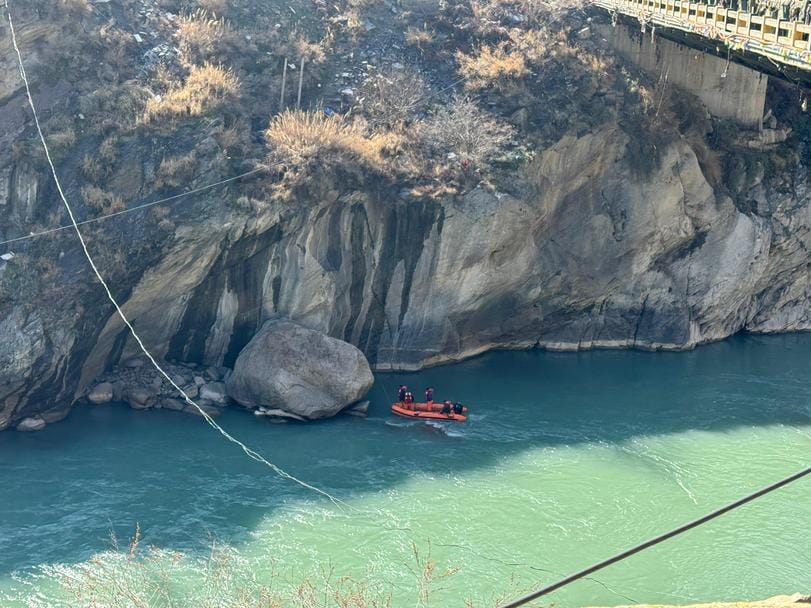 उफनती सतलुज नदी में लापता लोगों की तलाश में जुटे सुंदरनगर से आए गोताखोर। संवाद