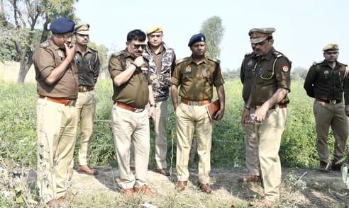 उझानी में शव मिलने के मौके पर ग्रामीण और पुलिस कर्मी। स्रोत- पुलिस उझानी में शव मिलने के मौके पर ग्रामीण और पुलिस कर्मी। स्रोत- पुलिस