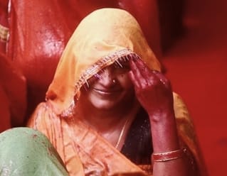 भस्म आरती के समय महिलाओं को करना पड़ता है घूंघट, जानिए क्या है इसकी वजह भस्म आरती के समय महिलाओं को करना पड़ता है घूंघट, जानिए क्या है इसकी वजह