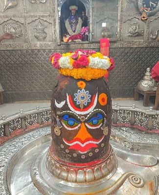 भस्म आरती के समय महिलाओं को करना पड़ता है घूंघट, जानिए क्या है इसकी वजह भस्म आरती के समय महिलाओं को करना पड़ता है घूंघट, जानिए क्या है इसकी वजह