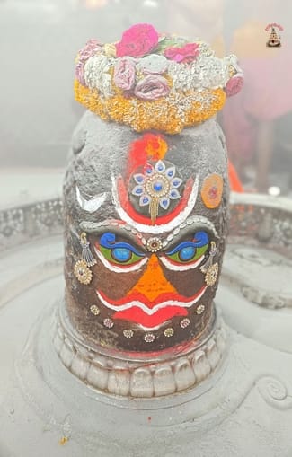 भस्म आरती के समय महिलाओं को करना पड़ता है घूंघट, जानिए क्या है इसकी वजह भस्म आरती के समय महिलाओं को करना पड़ता है घूंघट, जानिए क्या है इसकी वजह